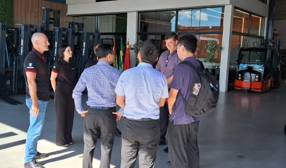 Michelson Strong Store recebe delegação da Heli China 